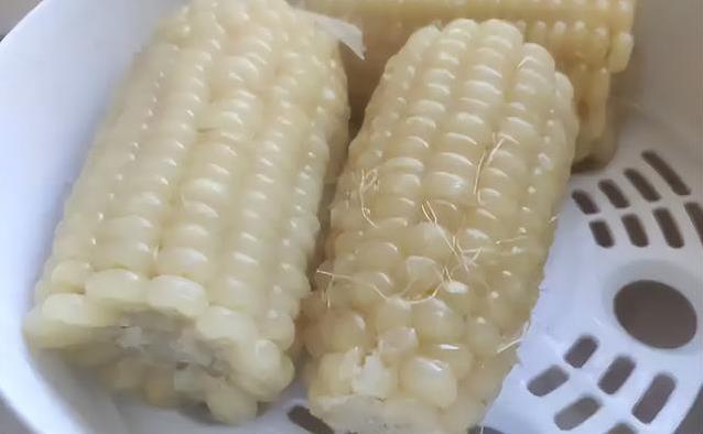 每天吃玉米反倒肚子疼？医生揭秘：2类人吃错了伤身
