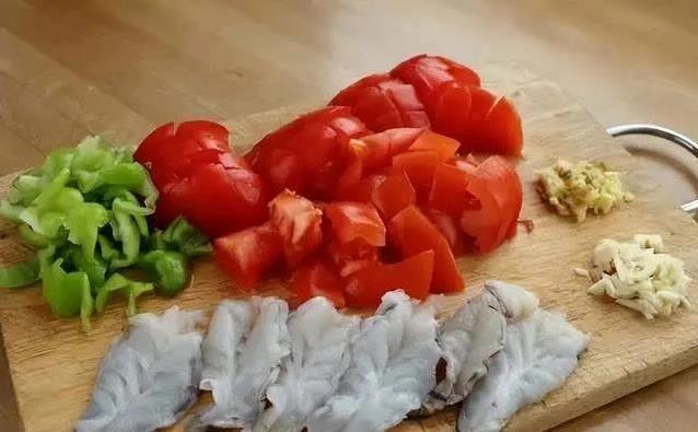 西红柿炒虾仁超下饭，香炸西红柿酥到爆，你家最爱哪一道？