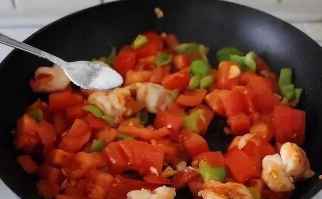西红柿炒虾仁超下饭，香炸西红柿酥到爆，你家最爱哪一道？