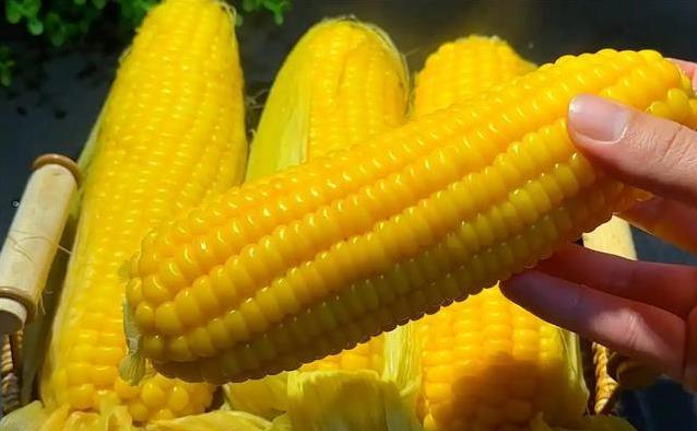 每天吃玉米反倒肚子疼？医生揭秘：2类人吃错了伤身