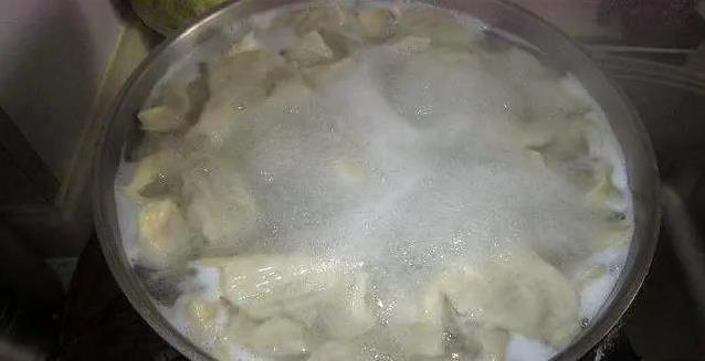 饺子一煮就破皮？奶奶教我这一招，3次加水全家夸