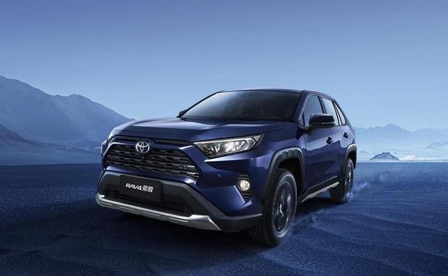 13万买RAV4荣放够用吗？混动省油逆天，四驱雪地稳如牛