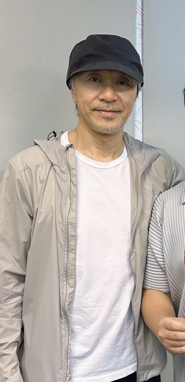 63岁周星驰片场过生日，蛋糕小得心酸，林允10年祝福不缺席