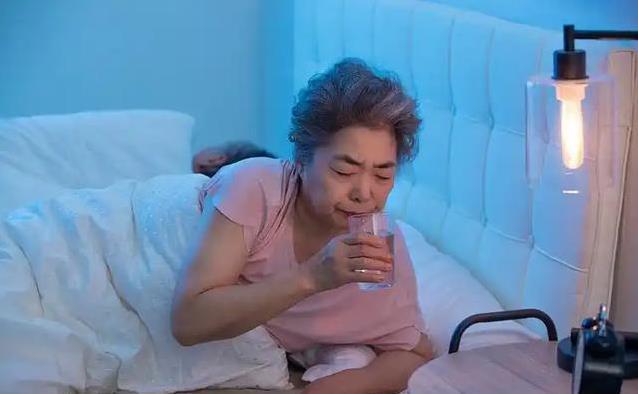 夏天喝冰可乐爽翻天？医生警告：4种饮料伤血管