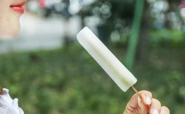 高温吃雪糕险丢命，医生警告这3件事别碰，喝水才最稳