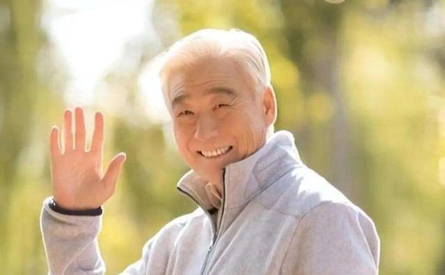 高温吃雪糕险丢命，医生警告这3件事别碰，喝水才最稳