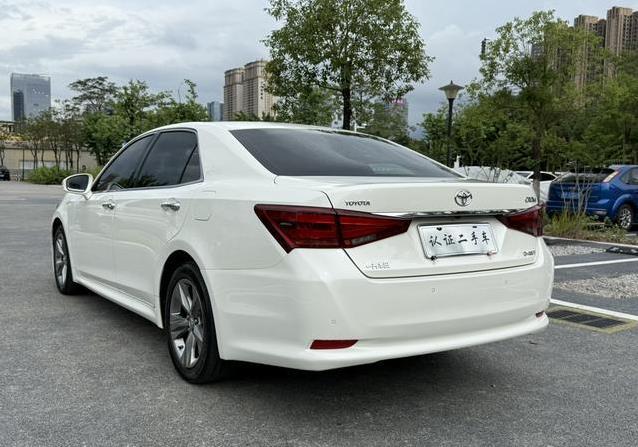 10万买8年皇冠2.0T，配置豪华真划算，车况却藏小秘密？