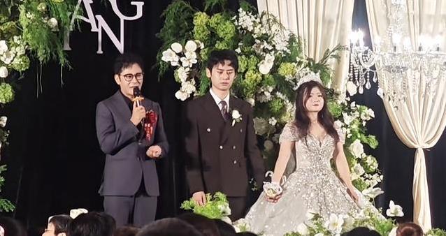 宗峰岩52岁当公公，儿子婚礼帅翻全场，父子同框谁更抢镜？