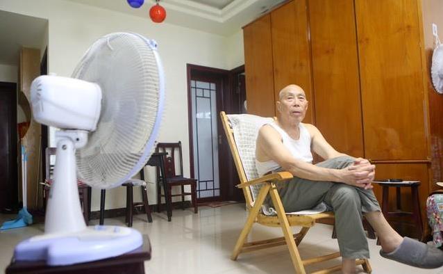 家中突发中暑，七旬老人倒地！高温天如何护老？