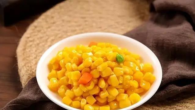 黄玉米甜到爆，白玉米黏牙香，哪种更适合你？