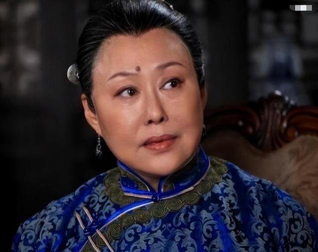 虎妞变老太，瑞士丈夫去世，她回国拍戏感动全网