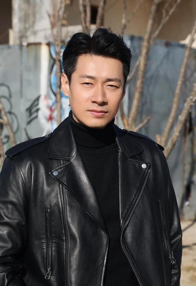 明星放下光环送外卖，娱乐圈不好混，他们咋选这条路？