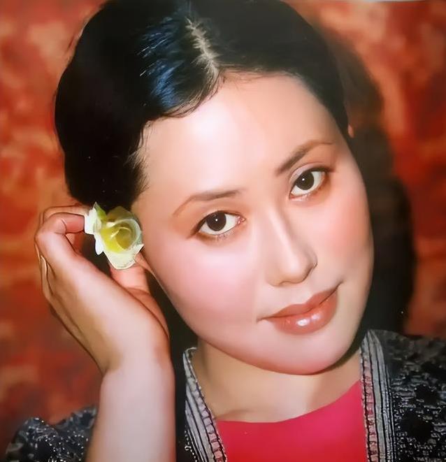 虎妞变老太，瑞士丈夫去世，她回国拍戏感动全网