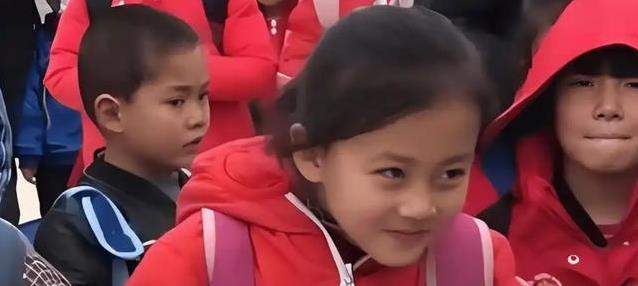 小女孩一笑成名，百万合同摆眼前，父母却做出惊人决定！