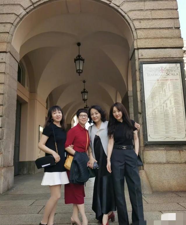53岁杨钰莹同学聚会惊艳全场，身材脸蛋完胜同龄人，她咋做到的？