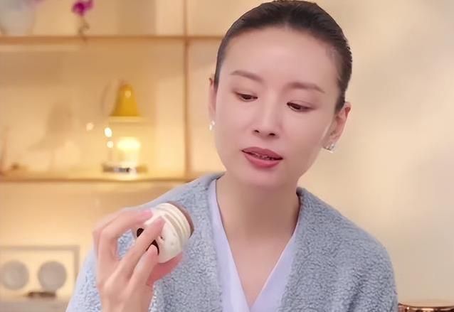 董洁从女神跌落谷底，靠直播翻身，如今在阿那亚开店当老板娘？