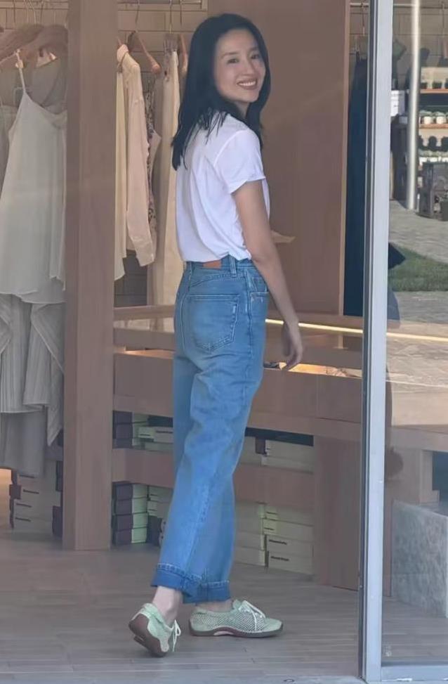 董洁从女神跌落谷底，靠直播翻身，如今在阿那亚开店当老板娘？
