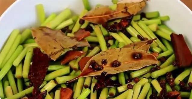 蒜苔别炒了，4斤一次腌出新吃法，味道绝了吃到停不下来