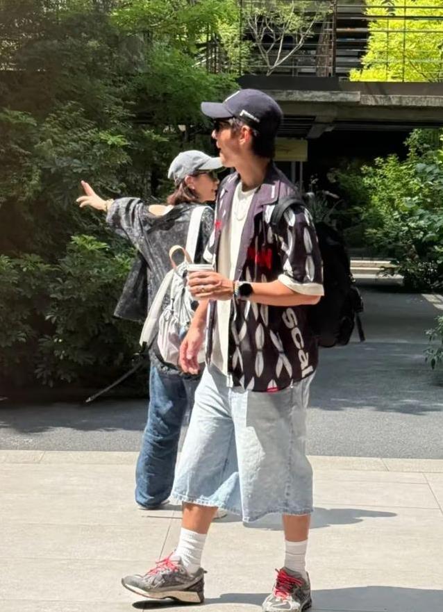 贾静雯50岁美如少女，成都街头带娃逛街，咘咘波妞谁更惊艳？