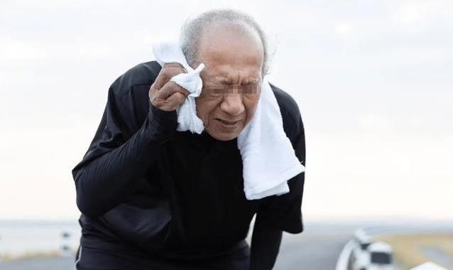 49岁大哥汗流如洗以为没事，医院一查，医生急喊：咋拖这么久？