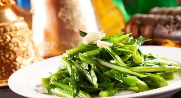 油麦菜炒2分钟就够？揭秘清脆口感，3招做出全家抢着吃