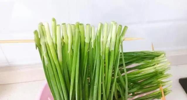 一把韭菜也能成大菜？3步烤出香脆味，比肉串还抢手！