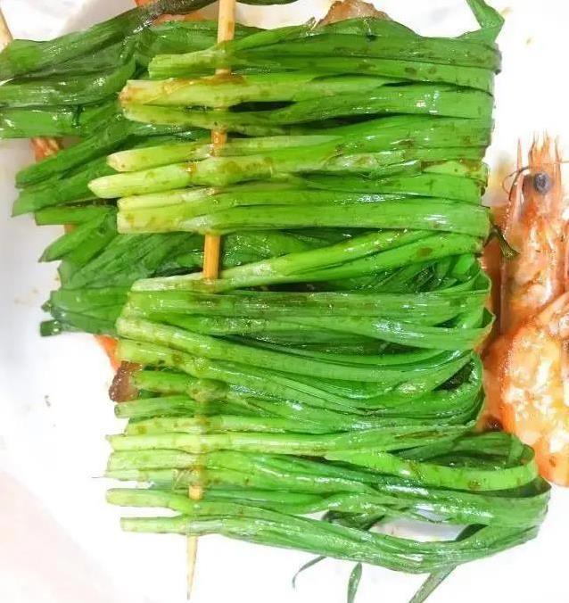 一把韭菜也能成大菜？3步烤出香脆味，比肉串还抢手！