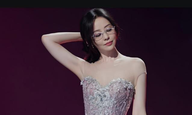 张靓颖深圳演唱会炸场，网红风引争议，她却霸气回应早玩过了