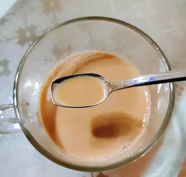奶茶店排队花钱多？在家3步做焦糖奶茶，香浓丝滑秒杀店里货！