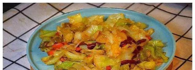 包菜焖土豆这样做，香到邻居敲门，家人都抢着吃