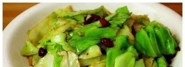 包菜焖土豆这样做，香到邻居敲门，家人都抢着吃