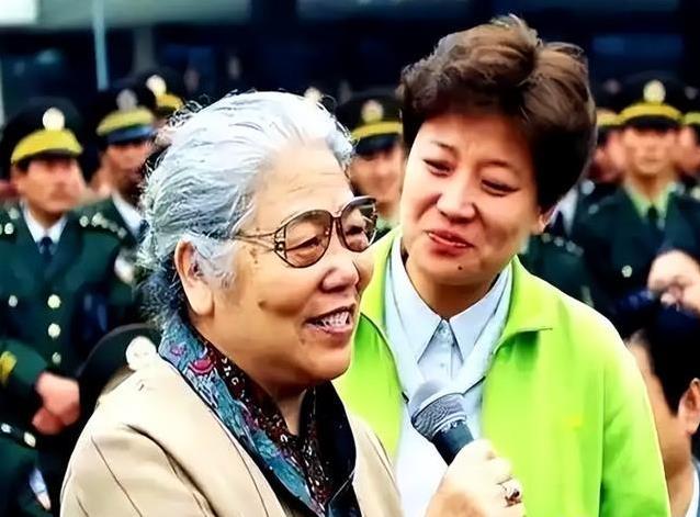 她唱红豫剧却被奶奶收回艺名，离婚风波后仍站春晚，凭啥还敢唱？