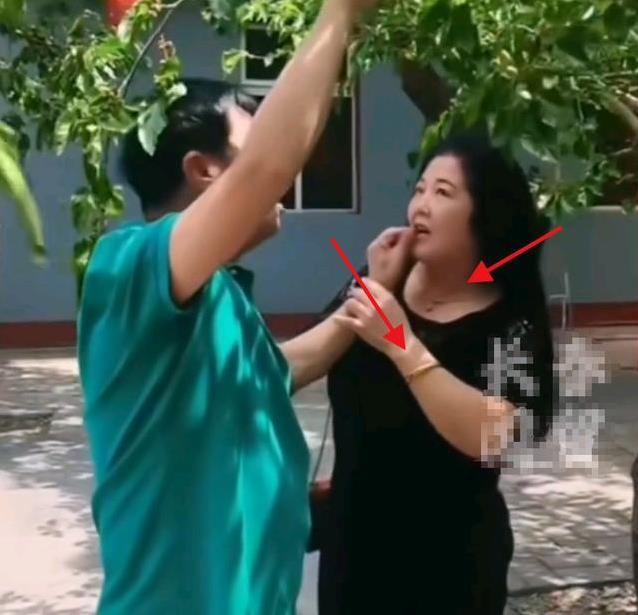 高秀敏去世20年后，77岁何庆魁新恋情曝光，甜蜜喂果子羡煞旁人