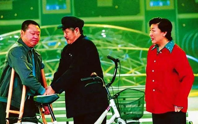 高秀敏去世20年后，77岁何庆魁新恋情曝光，甜蜜喂果子羡煞旁人