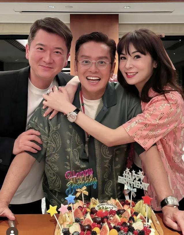 谭咏麟75岁生日大聚会，陈百祥意外现身，50年友情破冰了吗？