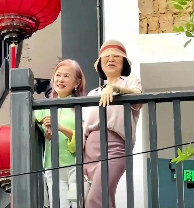 71岁林青霞生图曝光，气质优雅不输当年，秘密藏在心态里？