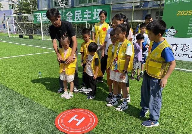 无人机飞进社区课堂，孩子玩嗨了，未来职业路却更宽