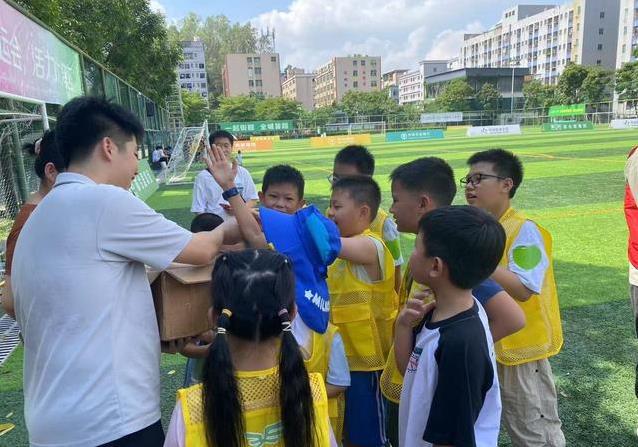 无人机飞进社区课堂，孩子玩嗨了，未来职业路却更宽