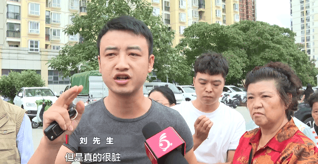 小区内出现集市是烟火气还是惹人气 业主意见分歧引发争论