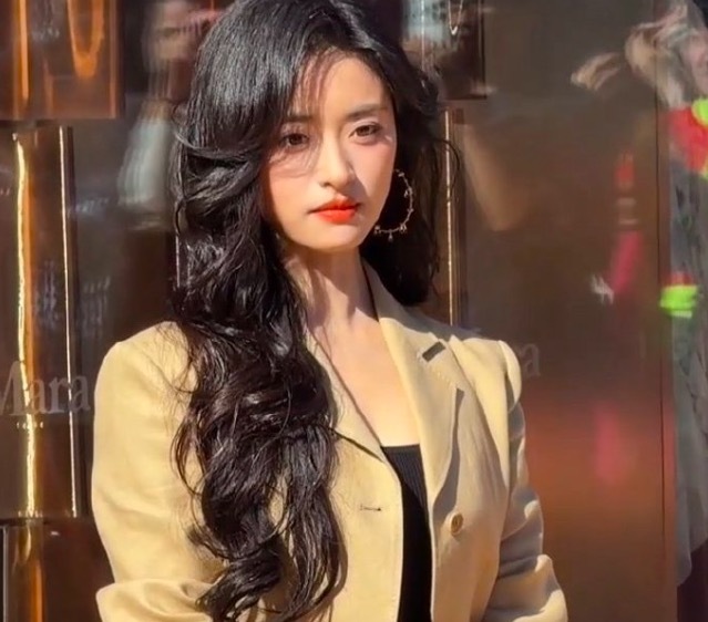 沈月大波浪红唇造型 氛围感直接拉满