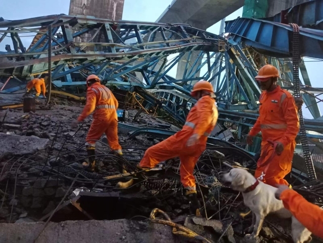印度一高速公路工地起重机倒塌 致17人死亡