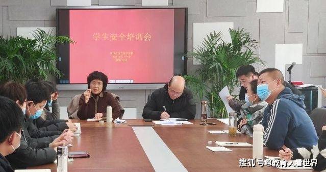 家长曝小学课间不许下楼 老师苦笑，还不是家长闹腾的！