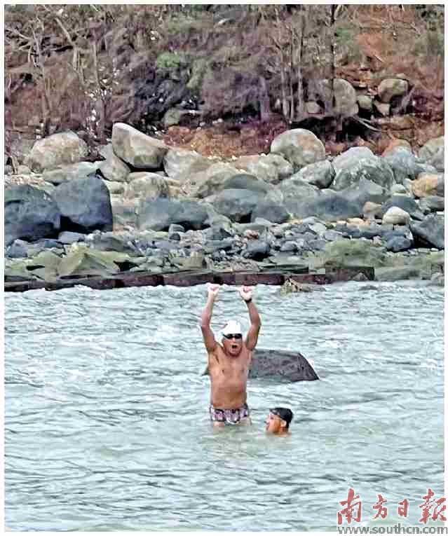 广东高州2人成功游泳横渡琼州海峡