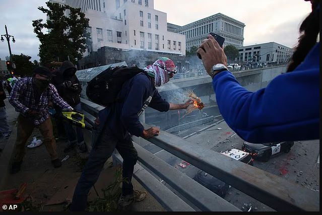 突发！洛杉矶爆发零元购，2000国民警卫队进入！熟悉的一幕重演！