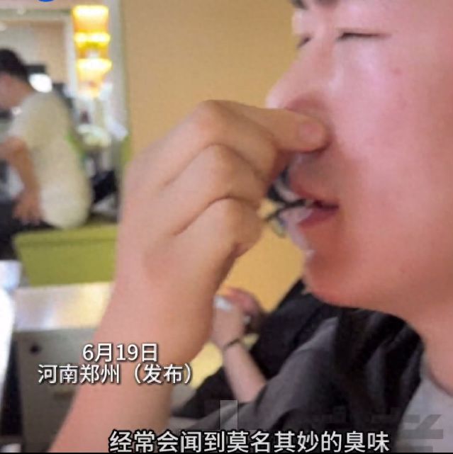 男子闻啥都有臭味是鼻子发霉！