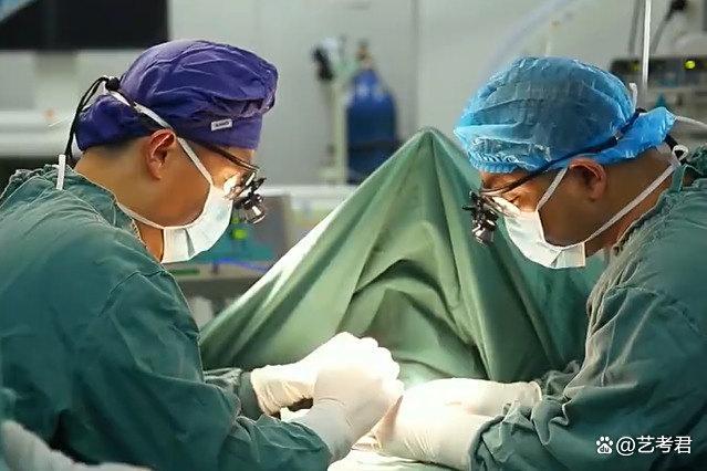 男子拒绝手术医生垫钱救人 医者仁心挽救生命