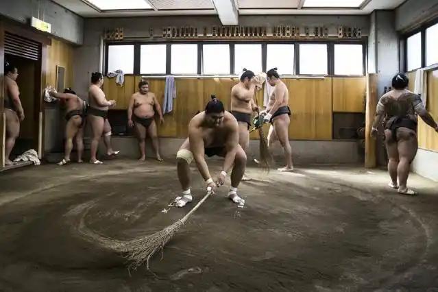 高市早苗遭遇“相扑难题” 女性身份引发争议