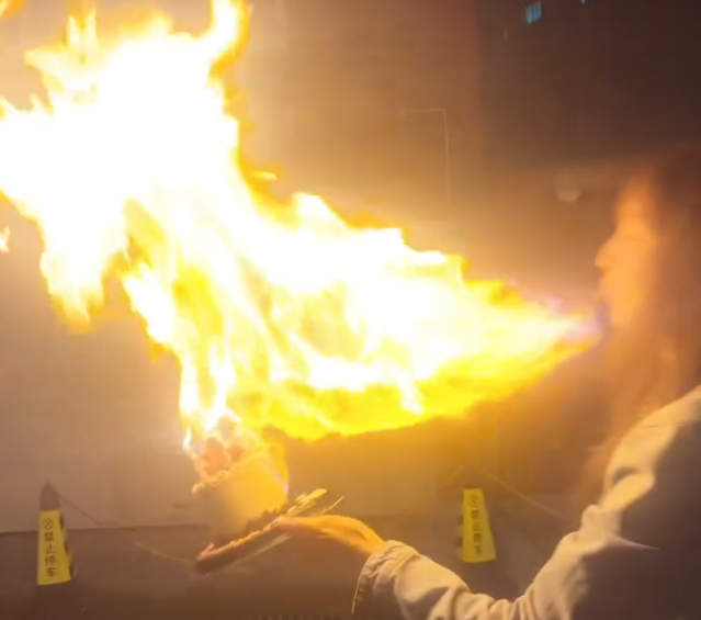 女演员模仿“喷火蛋糕”玩法被烧伤 网红危险玩法需警惕