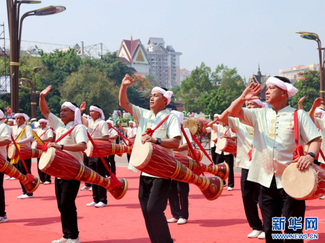 西双版纳多民族盛装巡游尽显民族风情