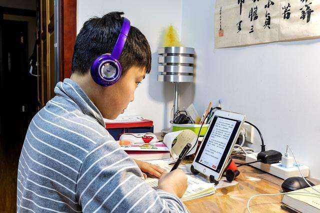 孩子在家“上网课”，父母忙得团团转，到底怎么安排才算合理？